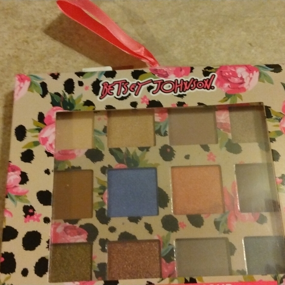 Betsey Johnson Eyeshadow kit - Picture 4 of 9